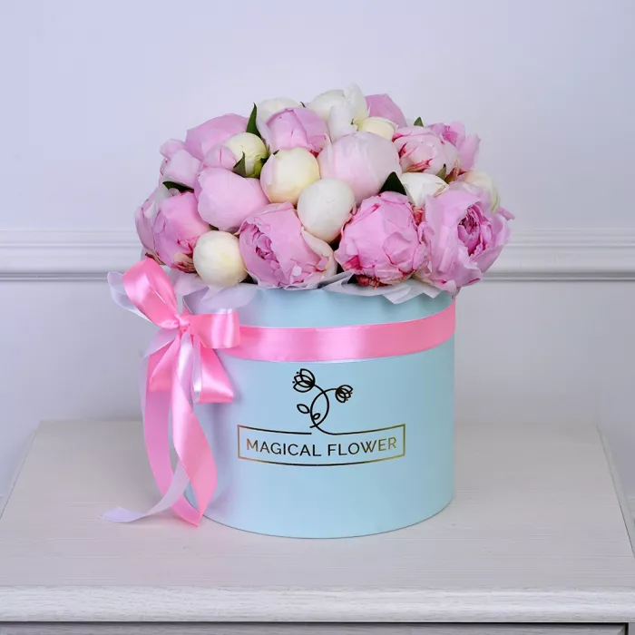 Букет из 35 разноцветных пионов в голубой шляпной коробке