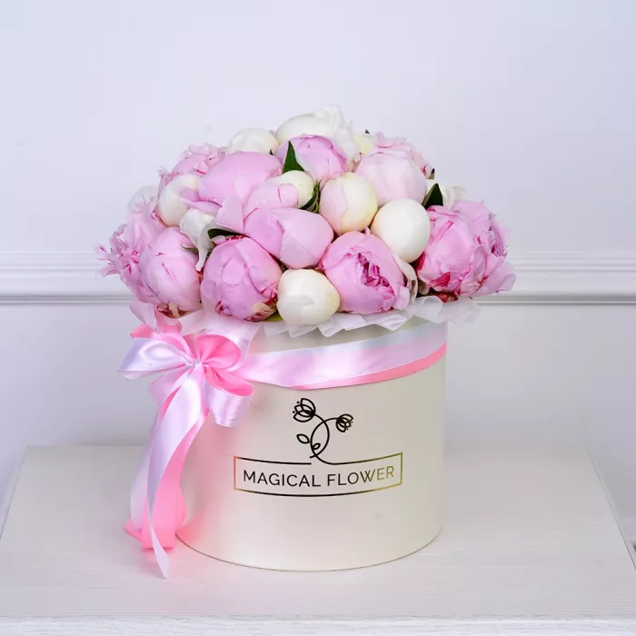 Букет из 35 разноцветных пионов в кремовой шляпной коробке