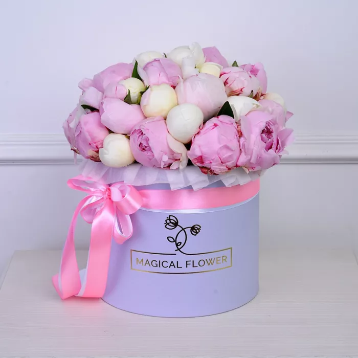 Букет из 35 разноцветных пионов в фиолетовой шляпной коробке