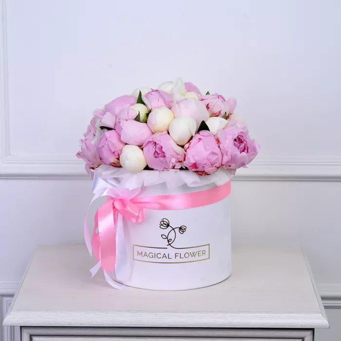 Букет из 35 разноцветных пионов в белой шляпной коробке
