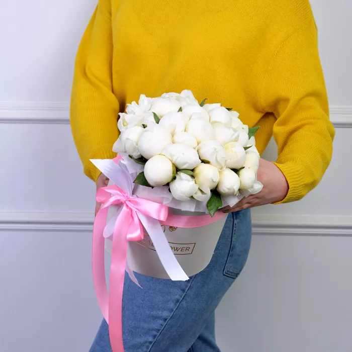 Букет из 35 белых пионов в серой бархатной шляпной коробке