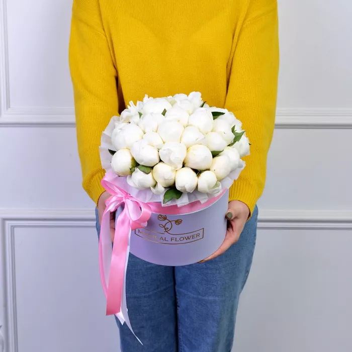 Букет из 35 белых пионов в фиолетовой шляпной коробке