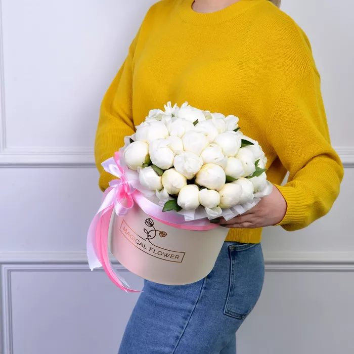 Букет из 35 белых пионов в кремовой шляпной коробке