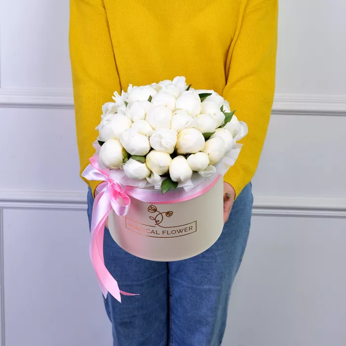 Букет из 35 белых пионов в кремовой шляпной коробке