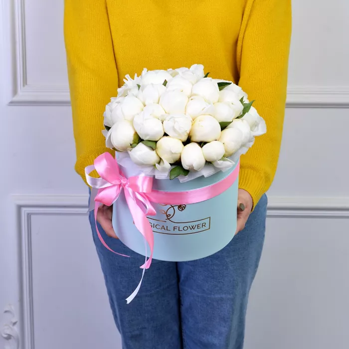 Букет из 35 белых пионов в голубой шляпной коробке