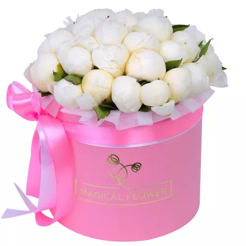 Букет цветов из 35 белых пионов в розовой шляпной коробке