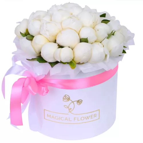 Букет цветов из 35 белых пионов в белой шляпной коробке