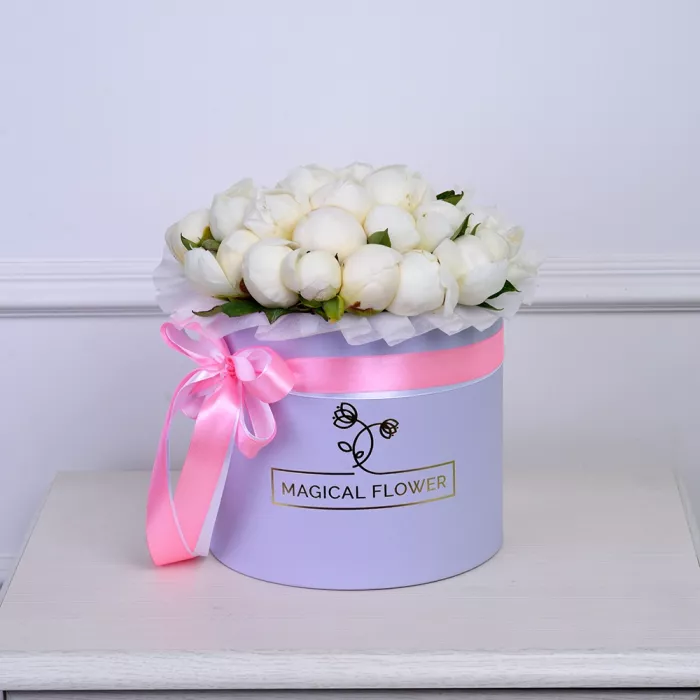 Букет из 35 белых пионов в фиолетовой шляпной коробке