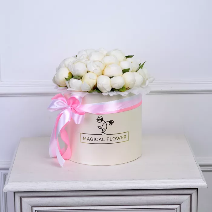 Букет из 35 белых пионов в кремовой шляпной коробке