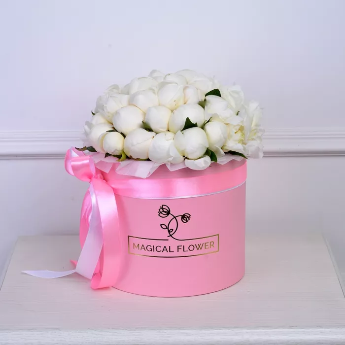 Букет из 35 белых пионов в розовой шляпной коробке