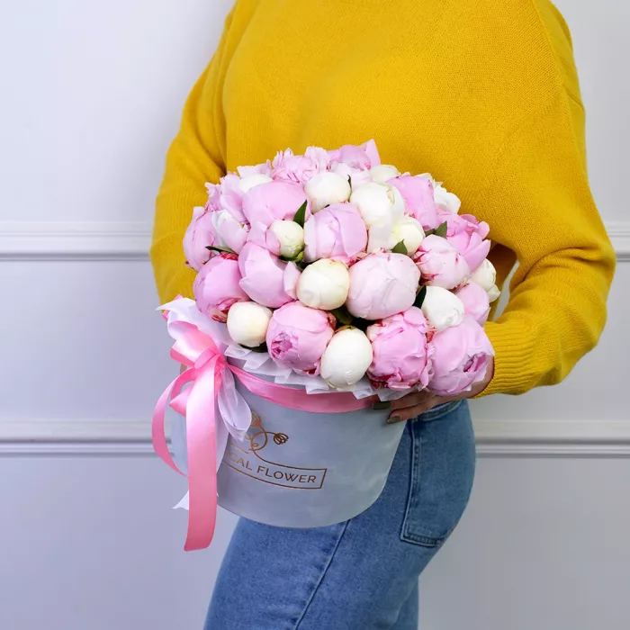 Букет из 35 разноцветных пионов в серой бархатной шляпной коробке