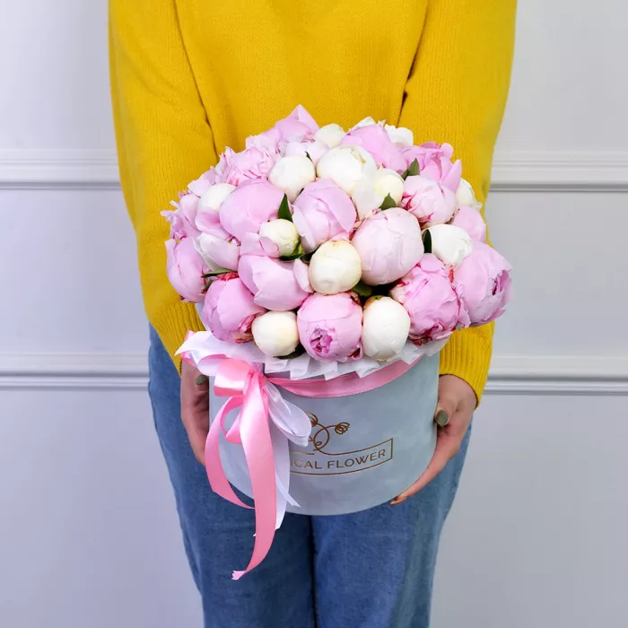 Букет из 35 разноцветных пионов в серой бархатной шляпной коробке