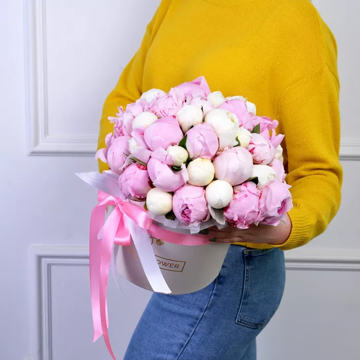 Букет из 35 разноцветных пионов в белой бархатной шляпной коробке