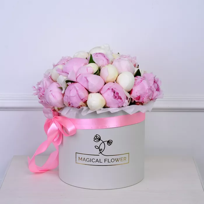 Букет из 35 разноцветных пионов в белой бархатной шляпной коробке