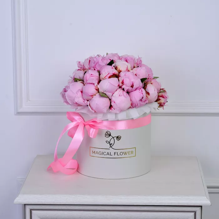 35 розовых пионов в серой бархатной шляпной коробке