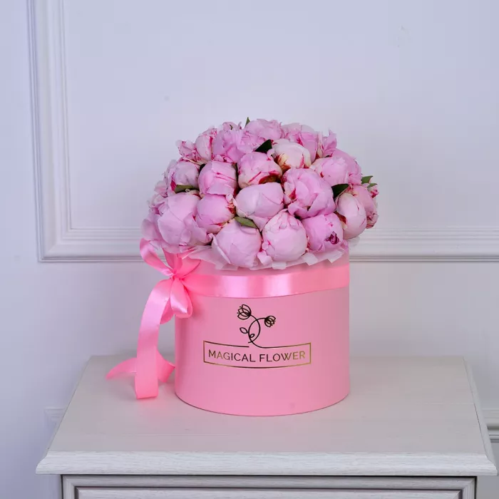 Букет из 35 розовых пионов в розовой шляпной коробке