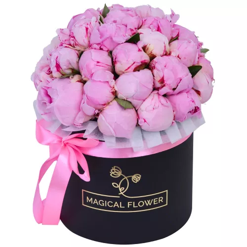 Букет из 35 розовых пионов в черной шляпной коробке