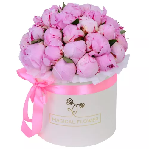 Букет из 35 розовых пионов в кремовой шляпной коробке