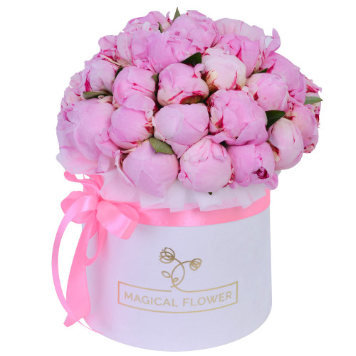 Букет из 35 розовых пионов в белой шляпной коробке