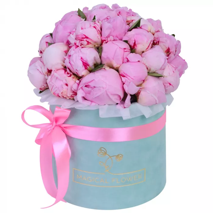 Букет из 35 розовых пионов в зеленой бархатной шляпной коробке