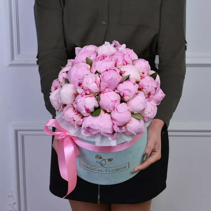 Букет из 35 розовых пионов в зеленой бархатной шляпной коробке