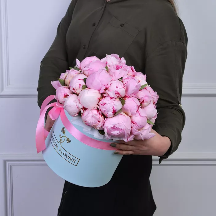 Букет из 35 розовых пионов в голубой шляпной коробке