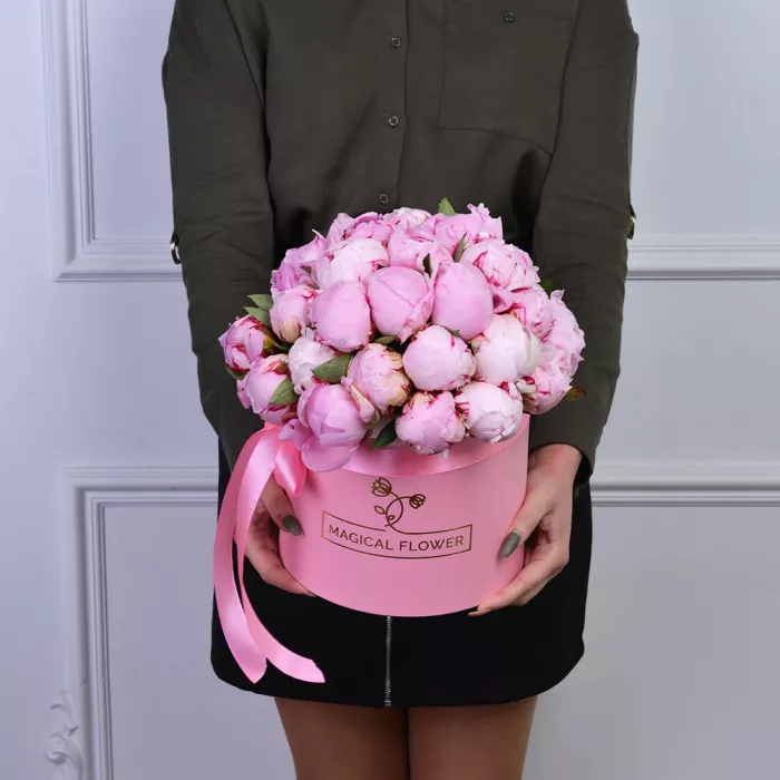 Букет из 35 розовых пионов в розовой шляпной коробке