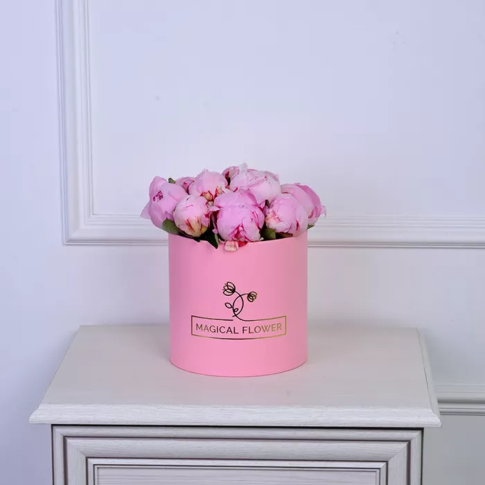 Букет из 11 розовых пионов в розовой шляпной коробке