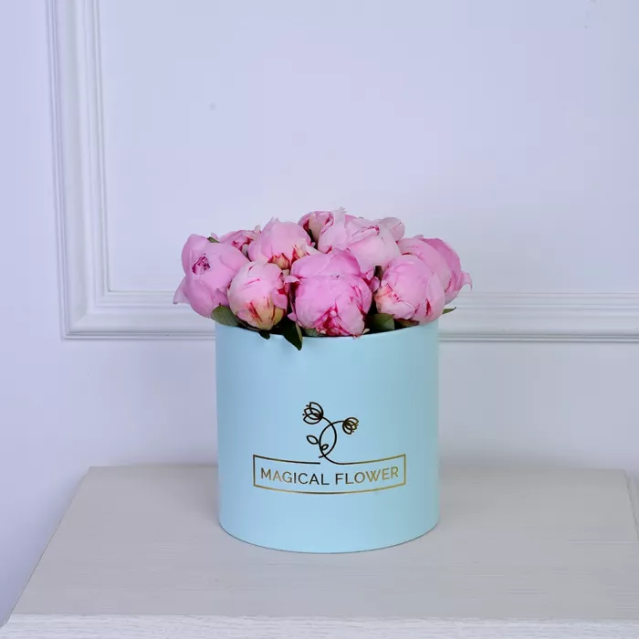 Букет из 11 розовых пионов в голубой шляпной коробке