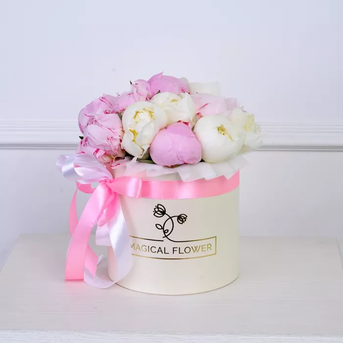 Букет из 11 разноцветных пионов в кремовой шляпной коробке
