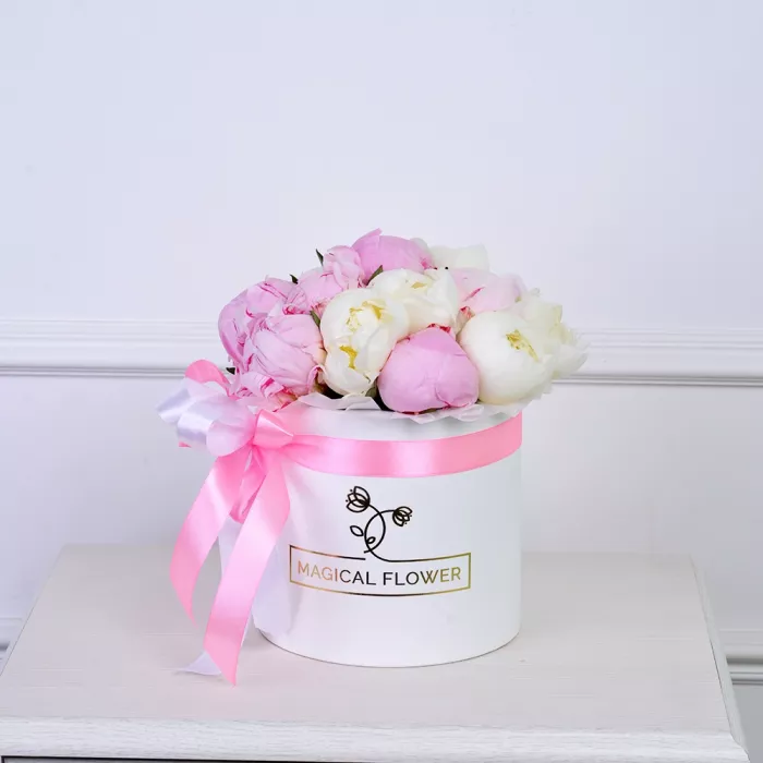 Букет из 11 разноцветных пионов в белой шляпной коробке