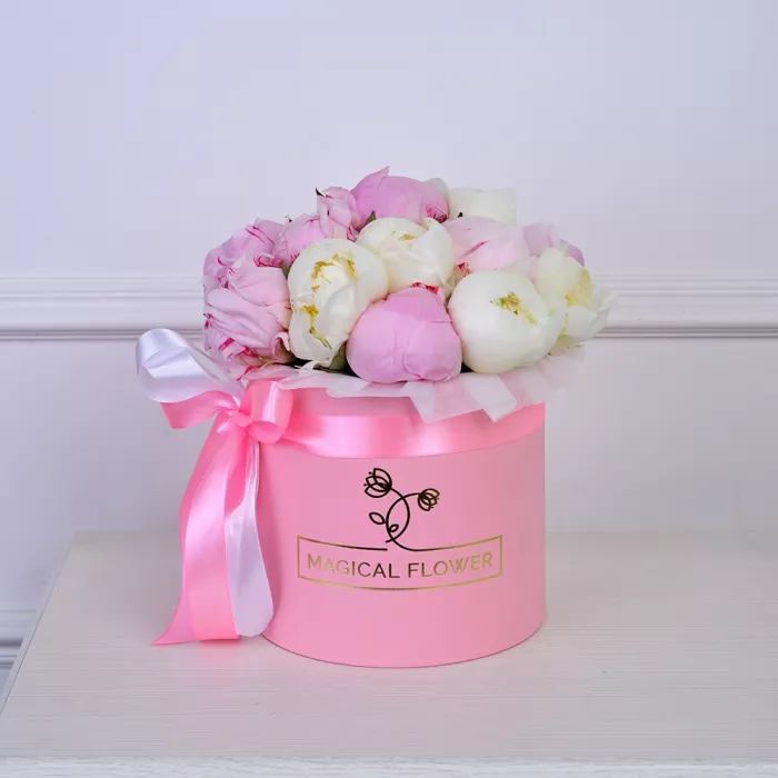 Букет из 11 разноцветных пионов в розовой шляпной коробке