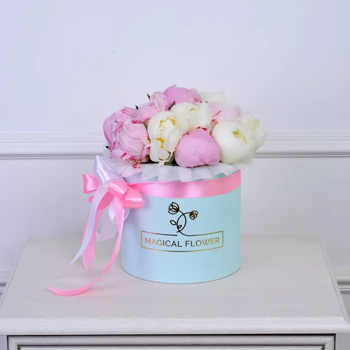 Букет из 11 разноцветных пионов в голубой шляпной коробке