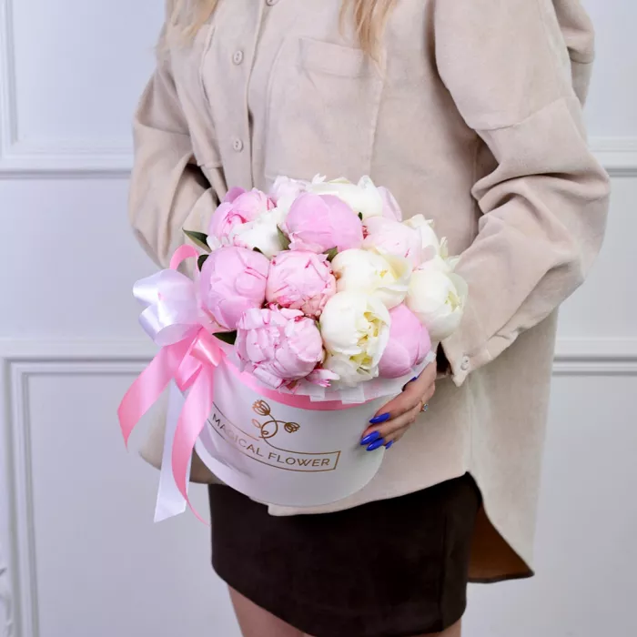 Букет из 11 разноцветных пионов в белой шляпной коробке