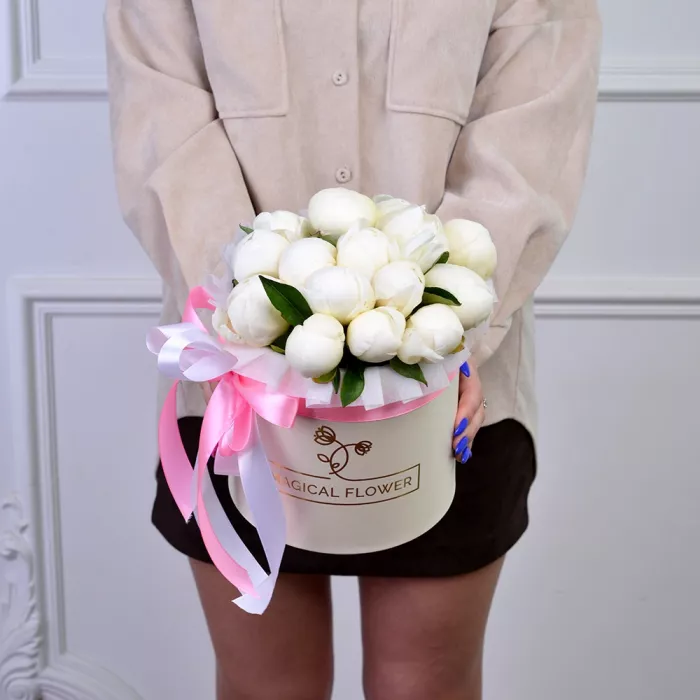 Букет из 15 белых пионов в кремовой шляпной коробке