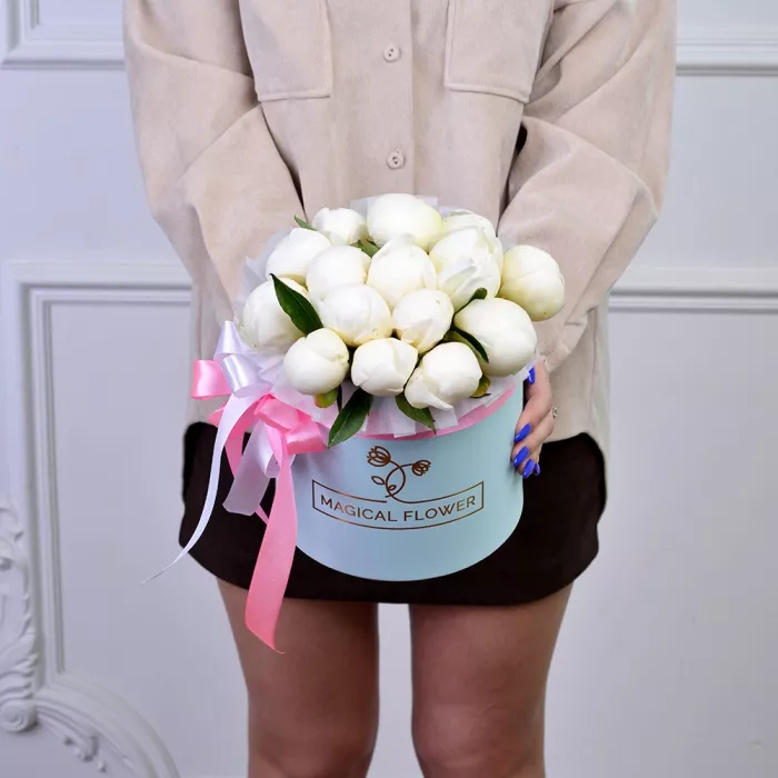 Букет из 15 белых пионов в голубой шляпной коробке