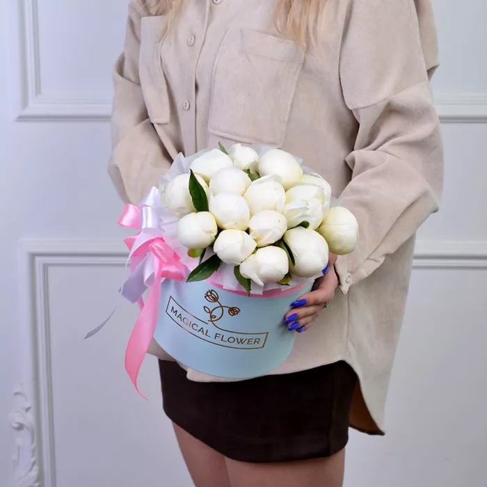 Букет из 15 белых пионов в голубой шляпной коробке