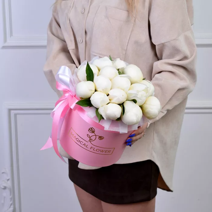Букет из 15 белых пионов в розовой шляпной коробке