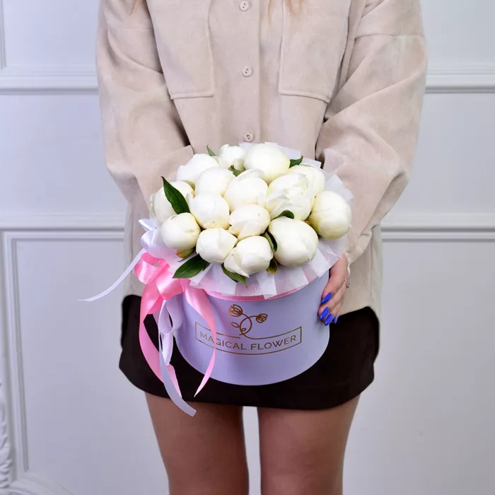 Букет из 15 белых пионов в фиолетовой шляпной коробке