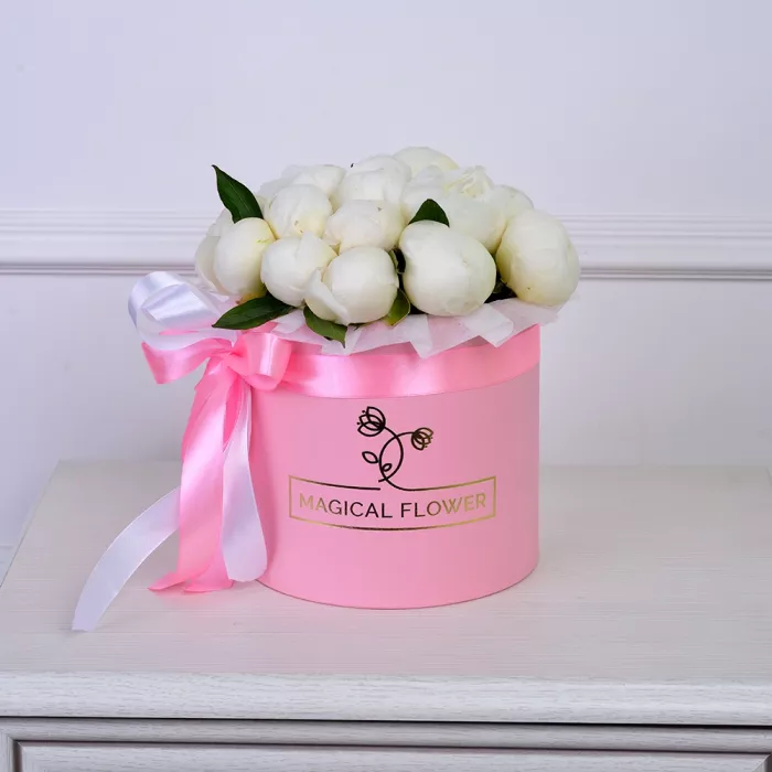 Букет из 15 белых пионов в розовой шляпной коробке