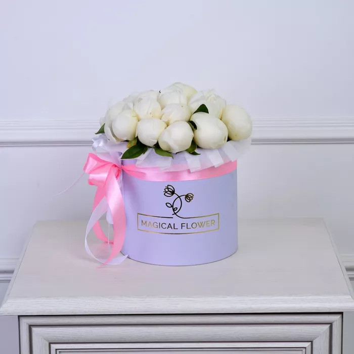 Букет из 15 белых пионов в фиолетовой шляпной коробке