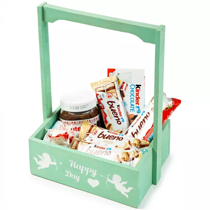 Деревянная корзина со сладостями 