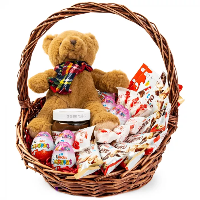 Корзина со сладостями и мишкой