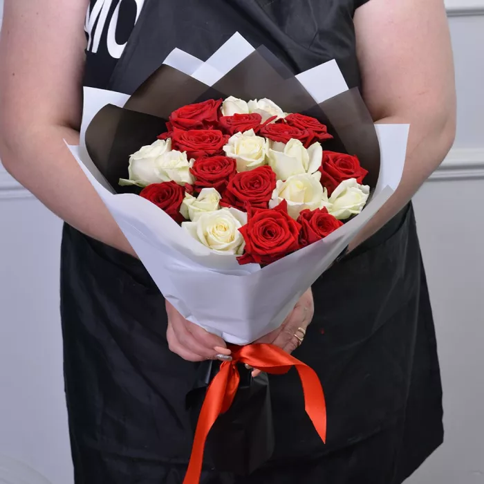 Букет из 21 красной и белой розы Premium 40 см