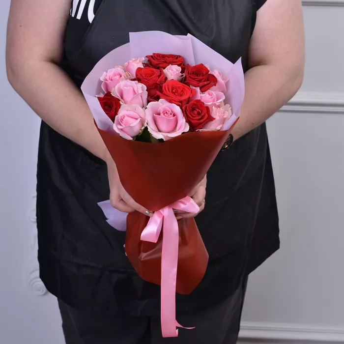 Букет из 15 красных и розовых роз Premium 40 см