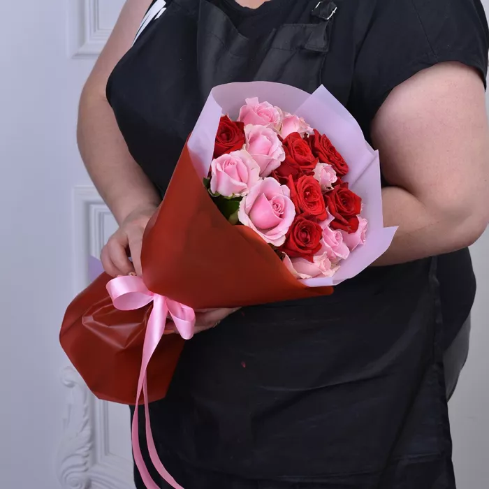 Букет из 15 красных и розовых роз Premium 40 см