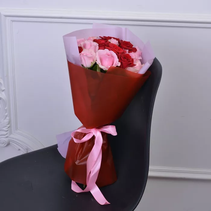 Букет из 15 красных и розовых роз Premium 40 см