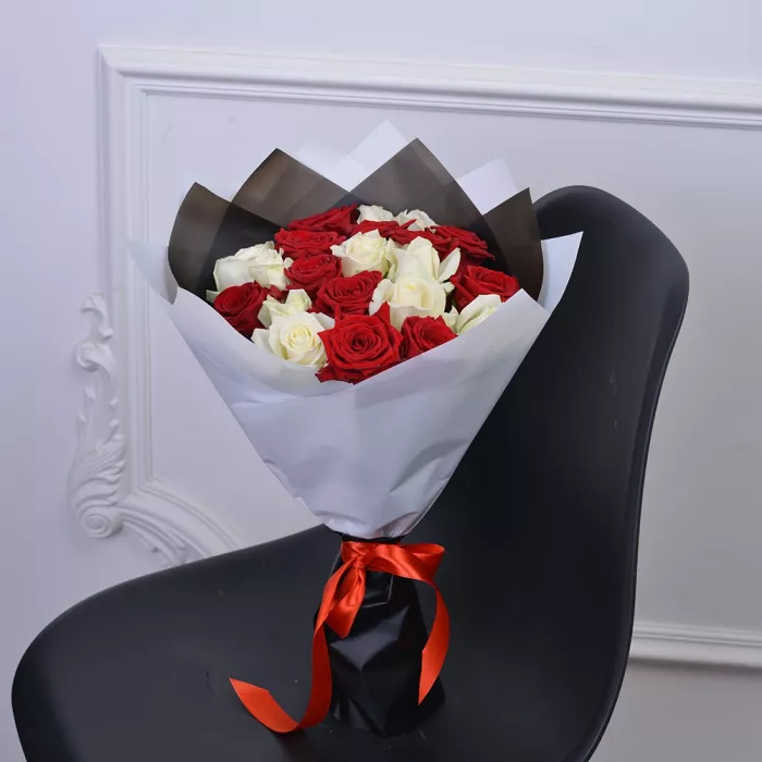 Букет из 21 красной и белой розы Premium 40 см