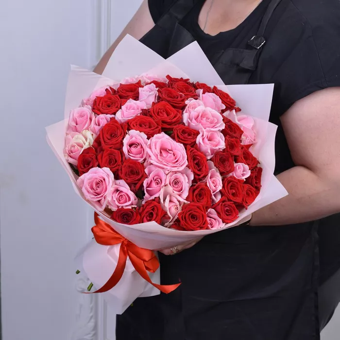 Букет из 51 разноцветной розы premium 40 см