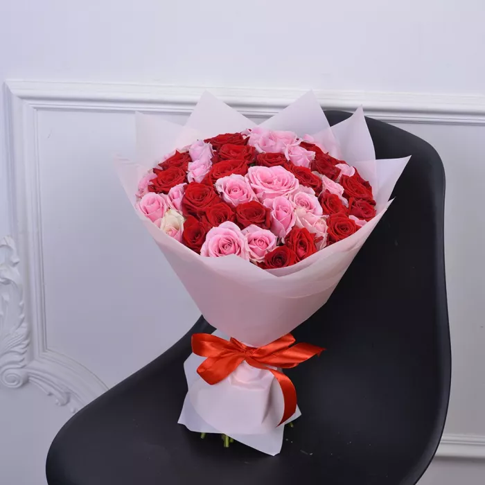 Букет из 51 разноцветной розы premium 40 см